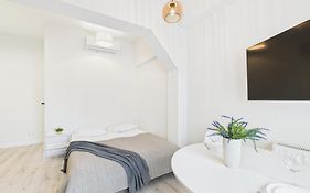 Bright Apartments With Air Conditioning Near The Copernicus Science Center In Warsaw By Noclegi Renters